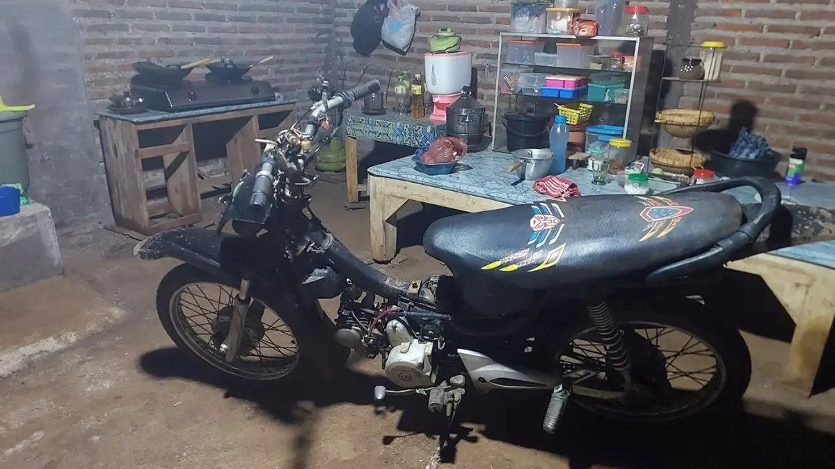 BARANG BUKTI: Motor Honda Supra protolan yang digunakan terduga pencurian motor di Desa Sentul, Gading, Kabupaten Probolinggo kini diamankan polisi. (Agus Faiz Musleh/ Radar Bromo) 