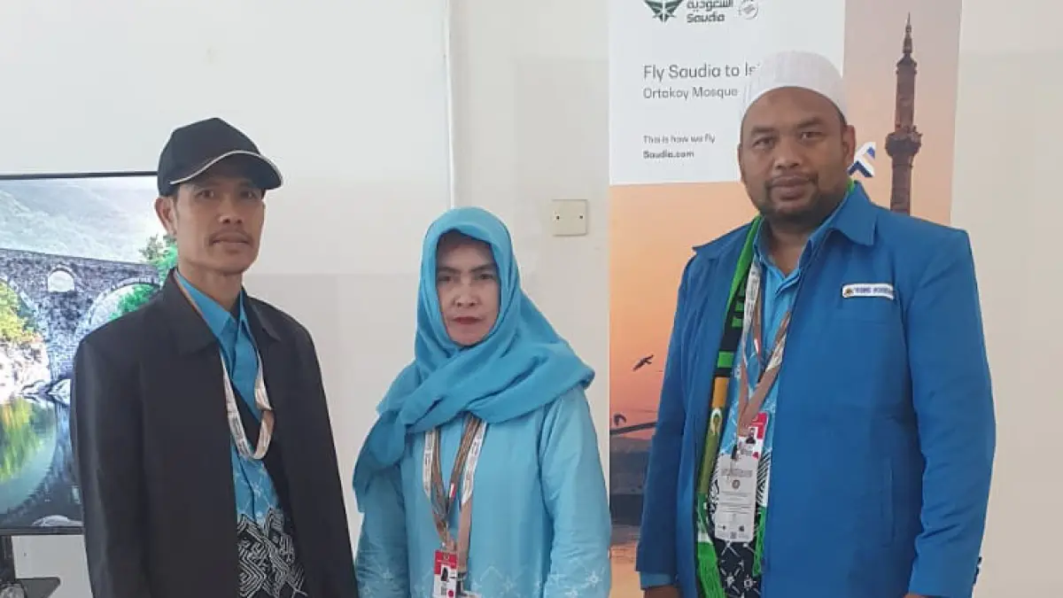 BERHAJI: Tiga Anggota DPRD Kota Probolinggo menunaikan ibadah haji. Yakni, Saiful Rohman dari Fraksi PKS (kiri) dan Isah Junaidah dari Fraksi PDI Perjuangan (tengah) dan Eko Purwanto dari Fraksi PKB. (ISTIMEWA)