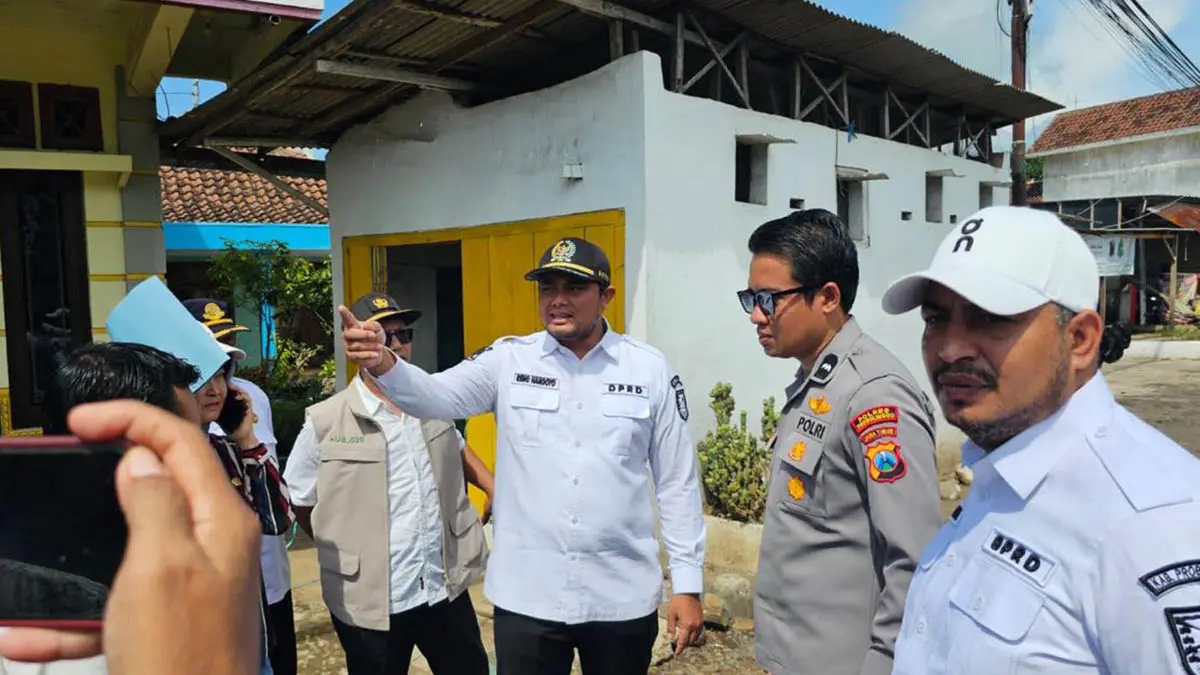 CEK LAPANGAN: Ketua Komisi II DPRD Reno Handoyo (tiga dari kanan) saat sidak di Pasar Hewan Banyuanyar, Rabu (22/4) pagi. (Foto: Agus Faiz Musleh/Jawa Pos Radar Bromo)
