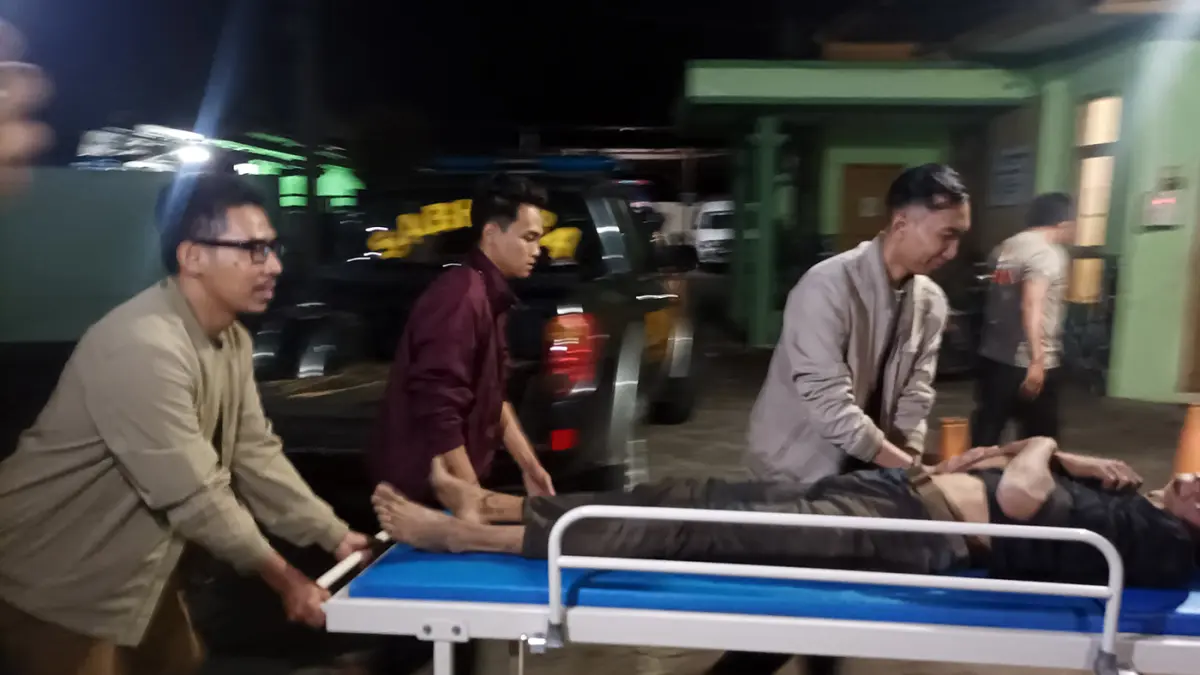 DIMASSA: Moh Ribut, 28, terduga pencurian motor yang dimassa di Sentul, Gading, Kabupaten Probolinggo saat dibawa ke Puskesmas Wangkal. (Agus Faiz Musleh/ Radar Bromo) 