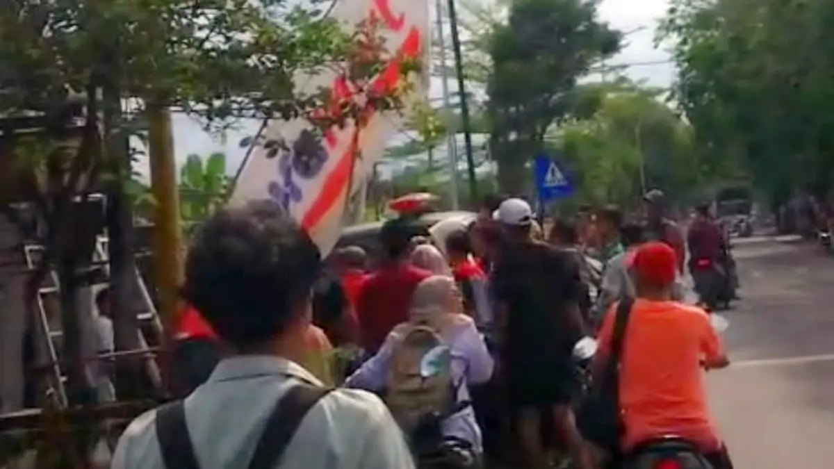 Evakuasi korban usai terjatuh setelah tersengat listrik saat perbaiki instalasi atap Alfamart di Winongan Pasuruan. 