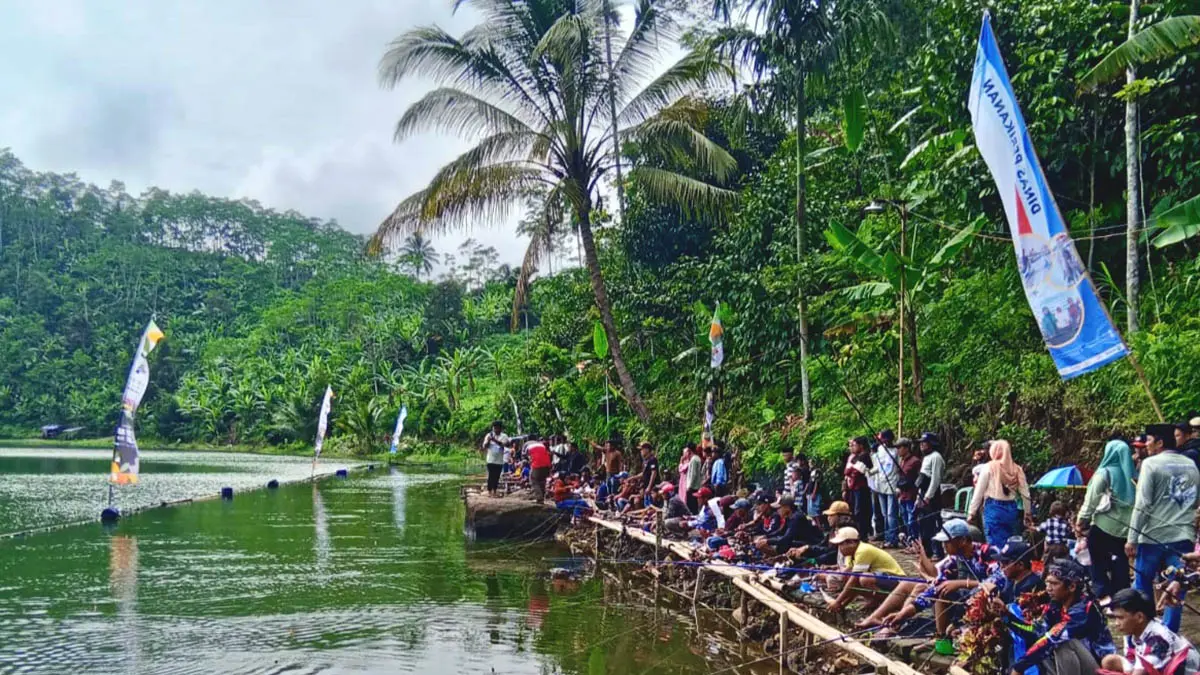 JADI JUJUGAN: Pengunjung ranu argo sedang memancing, potensi wisata desa ini terus dikembangkan oleh Pemerintah Desa Tlogoargo. (Foto : Achmad Arianto/Jawa Pos Radar Bromo)