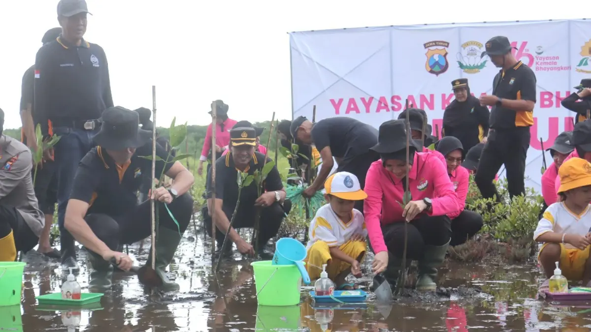 JAGA LINGKUNGAN: Jajaran Polres Probolinggo Kota bersama Bhayangkari menanam mangrove di kawasan Pantai Permata, Kelurahan Pilang, Kota Probolinggo, Kamis (23/4). (ISTIMEWA)