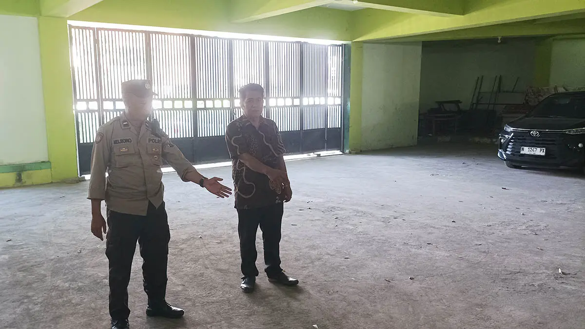 LOKASI PENCURIAN: Personel Polsek Kraksaan saat melakukan olah TKP di Gedung Islamic Center Kraksaan, lokasi motor warga Kalibuntu yang hilang, Kamis (23/4). (Foto: Agus Faiz Musleh/Jawa Pos Radar Bromo)