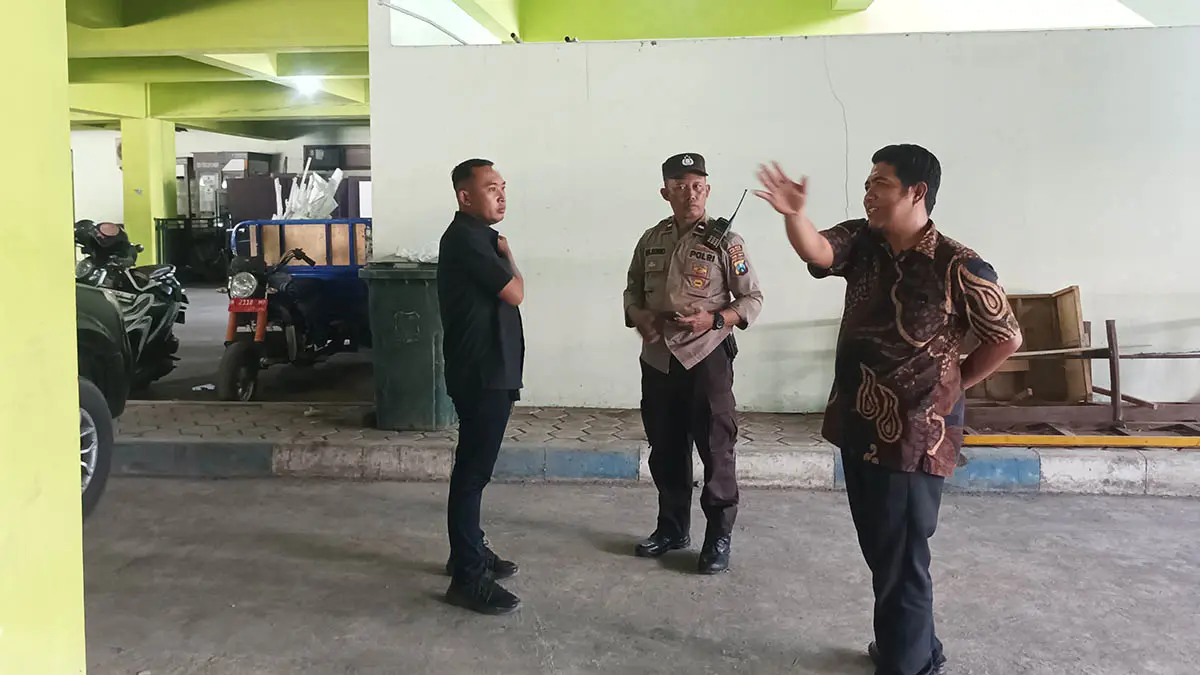 LOKASI PENCURIAN: Personel Polsek Kraksaan saat melakukan olah TKP di Gedung Islamic Center Kraksaan, lokasi motor warga Kalibuntu yang hilang, Kamis (23/4).. (Foto: Agus Faiz Musleh/Jawa Pos Radar Bromo)
