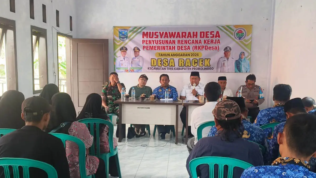 MUFAKAT: Kepala Desa Racek Hosnadi, S.H (pegang mik) saat memimpin Musyawarah Desa (RKPDes) Penyusunan Rencana Kerja Pemerintah Desa&nbsp; 2026. (Foto: Desa Racek for Jawa Pos Radar Bromo)