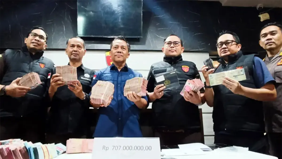 PERKEMBANGAN KASUS: Aspidsus Kejati Jatim, Wagiyo (tengah) memberikan keterangan terkait temuan baru saat menggeledah kantor Dinas ESDM Jatim, Kamis (23/4).(ANDY SATRIA/RADAR SURABAYA)