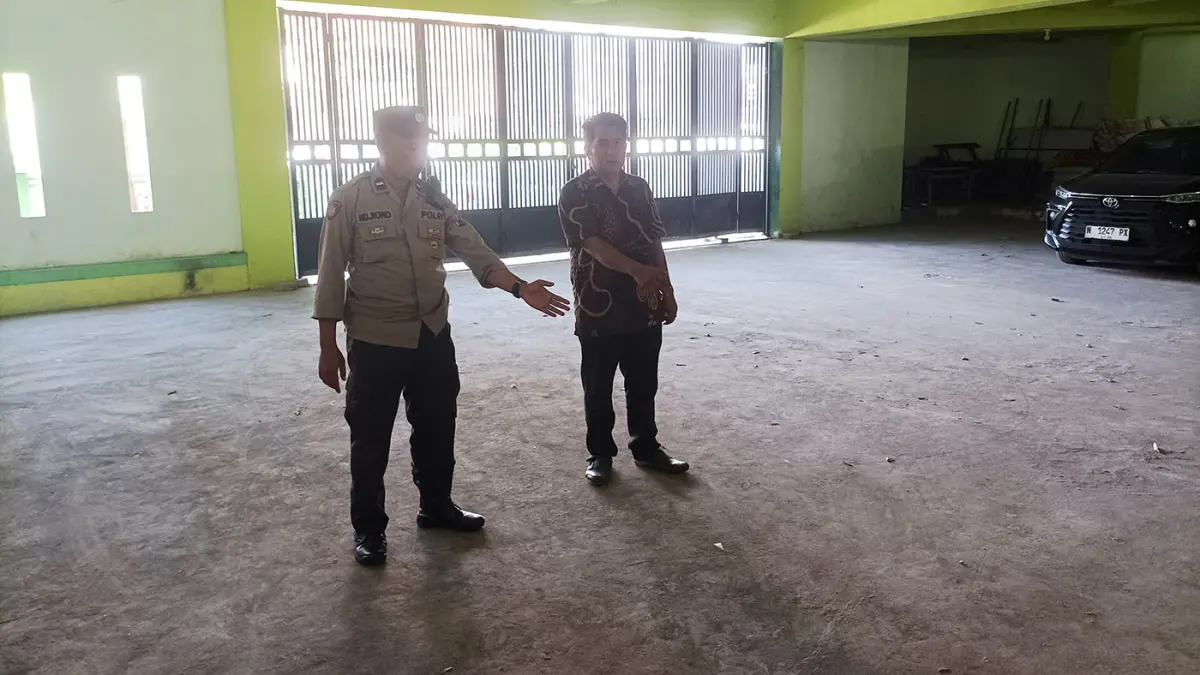 Polisi saat melakukan olah TKP pencurian di gedung islamic center (GIC) Kraksaan, Kamis siang (23/4). (Agus Faiz Musleh/ Radar Bromo)