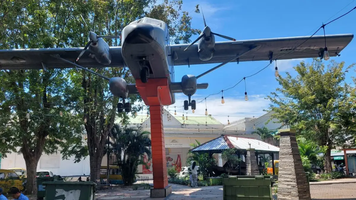 SEGERA DIREVITALISASI: Sejumlah warga sedang santai di halaman depan Museum Probolinggo. (ARIF MASHUDI/JAWA POS RADAR BROMO)