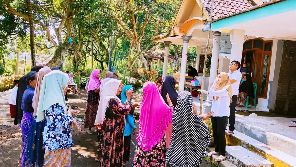 SENAM LANSIA: Posyandu Lansia dimanfaatkan oleh Tenaga kesehatan dan kader posyandu mengajak para lansia jaga kebugaran dengan senam bersama (Foto: Desa Racek for Jawa Pos Radar Bromo)