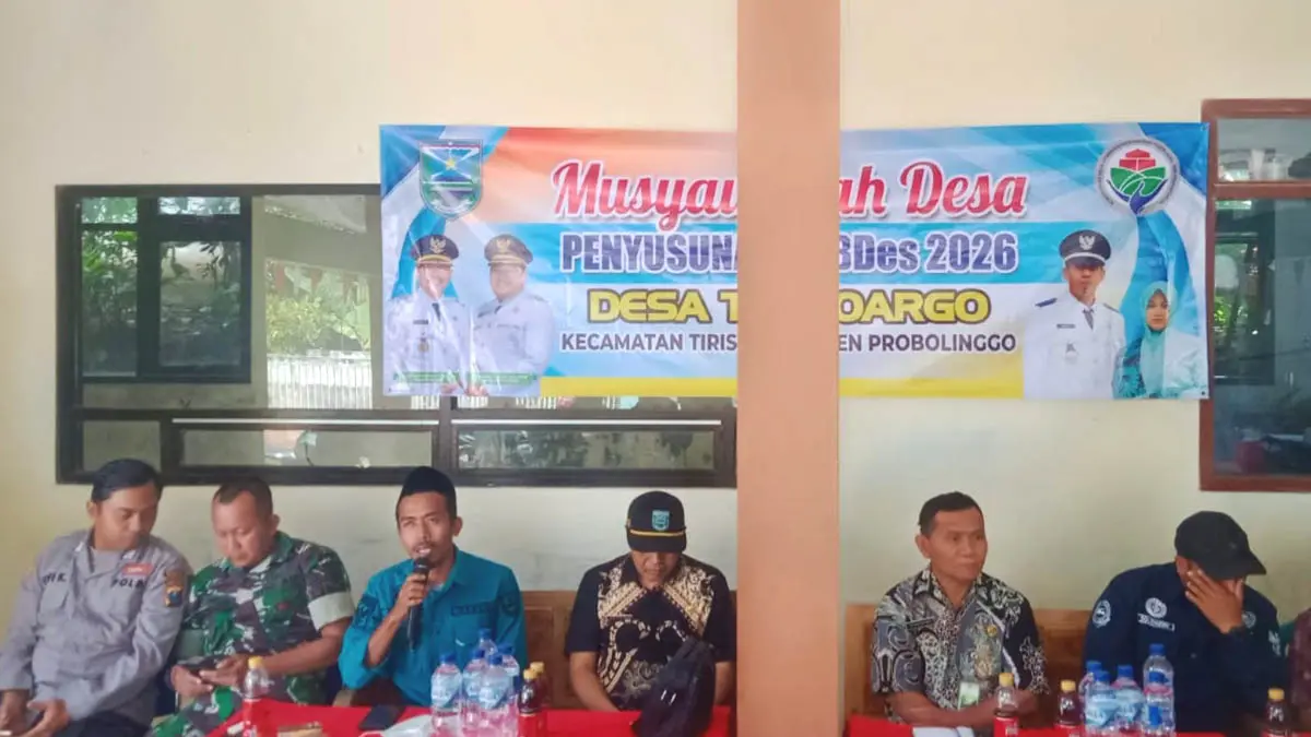 SINERGI: Kepala Desa Tlogoargo Umar (pegang mik) saat melaksanakan Musyawarah Desa bersama Forkopimca Tiris. (Foto : Achmad Arianto/Jawa Pos Radar Bromo)
