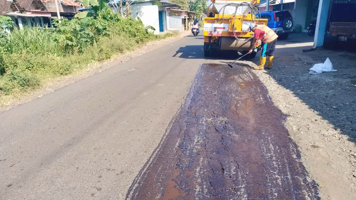 TAMBAL SULAM: Petugas DPUPR Kabupaten Probolinggo melakukan pemeliharaan jalan R-46 Desa Condong - Manggisan, Kecamatan Gading. (Foto: DPUPR for Jawa Pos Radar Bromo)

&nbsp;