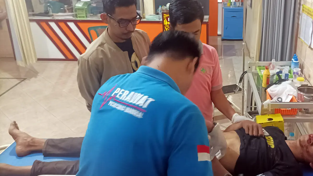 Terduga pelaku But saat dirawat di Puskesmas Wangkal, Gading. Ia akhirnya meninggal karena alami luka parah usai dimassa warga. (Agus Faiz Musleh/ Radar Bromo)