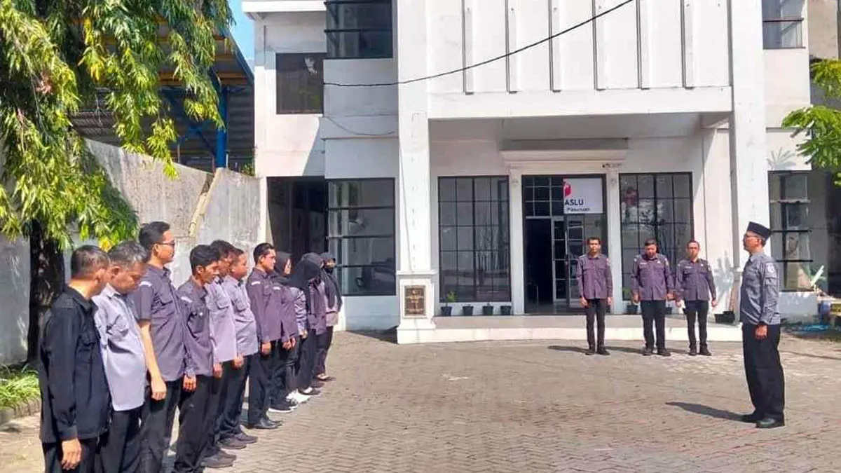 APEL: Sejumlah pegawai Bawaslu Kabupaten Pasuruan saat menggelar apel di halaman kantor. (Bawaslu for Radar Bromo)