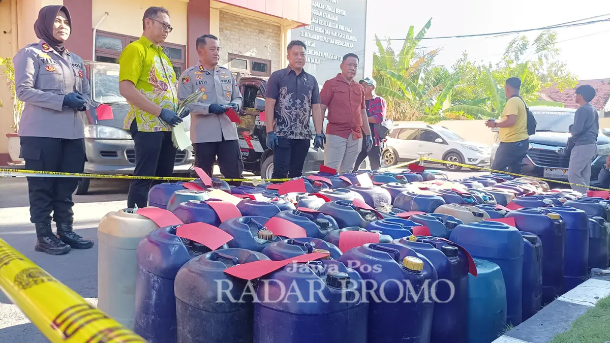 apolres Probolinggo AKBP M. Wahyudin Latif memperlihatkan barang bukti yang diamankan dalam kasus dugaan penyalahgunaan BBM bersubsidi, Jumat (24/4) di halaman Mapolres. (Agus Faiz Musleh/ Radar Bromo)