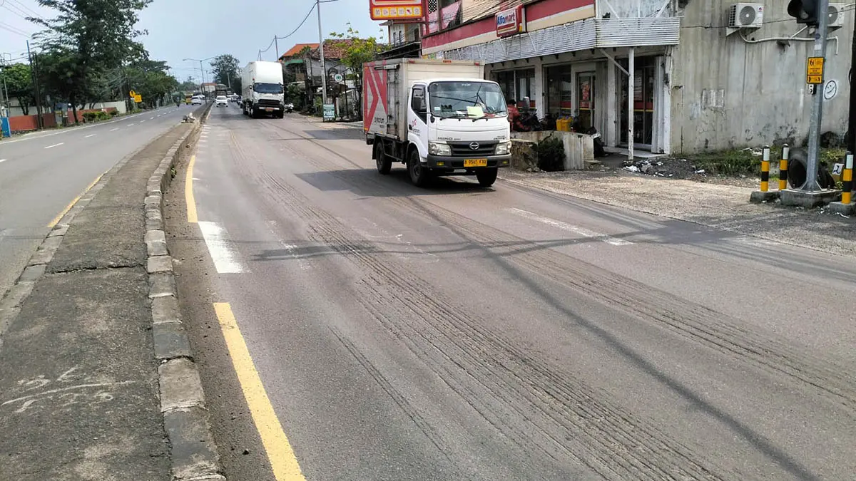 BERGELOMBANG: Jalan Kejapanan, Kecamatan Gempol, yang rencananya akan dibenahi. Semula, panjang yang akan ditangani mencapai 2 kilometer. Namun dipangkas menjadi 500 meter. (Dokumen Radar Bromo)