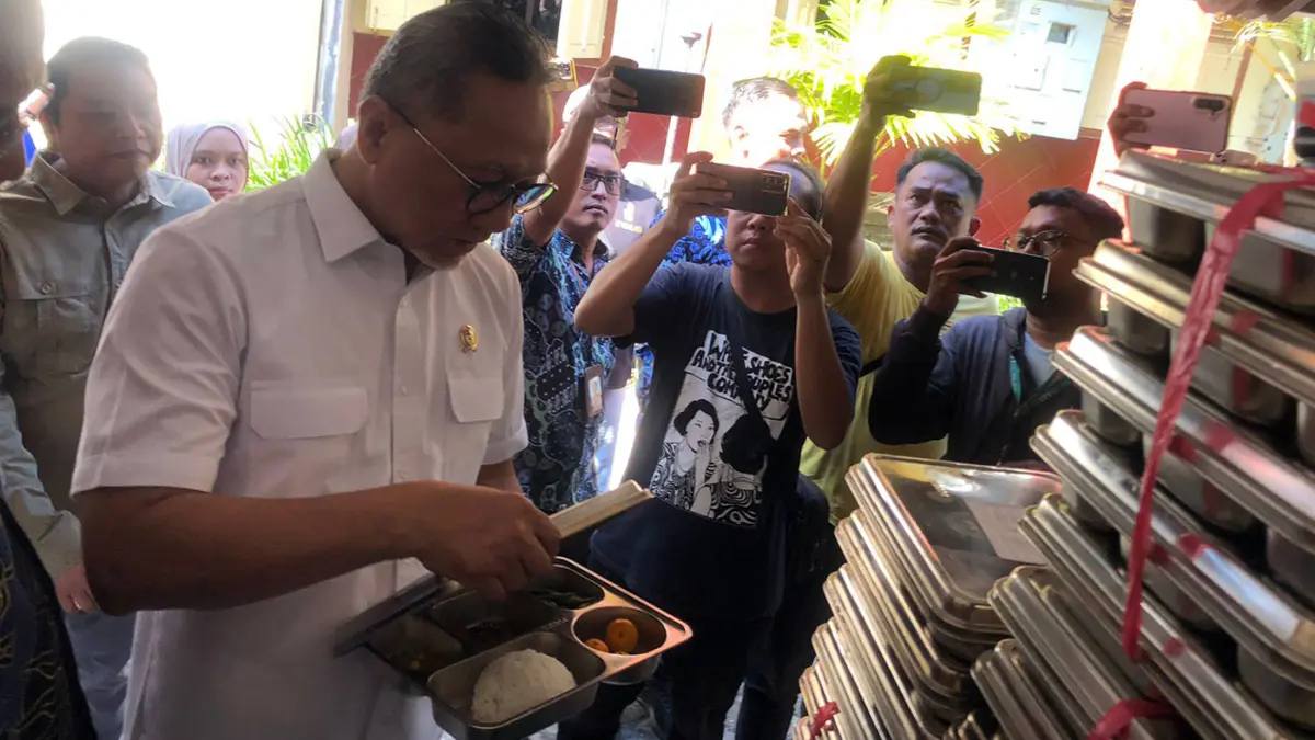 CEK MBG: Menteri Koordinator Bidang Pangan (Menko Pangan) Zulkifli Hasan (Zulhas) mengecek menu MBG di SMA Negeri 1 Kota Probolinggo, Jumat (24/4) pagi. (Inneke Agustin/ Radar Bromo)