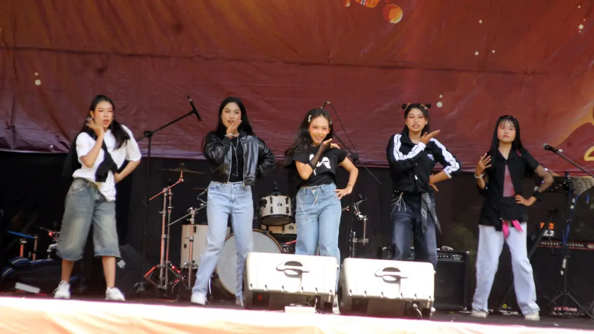 KONSER LOKAL: Puncak panggung SINEMA26 dipungkasi penampilan gueststar band lokal Sunshine Entertainment asal Probolinggo.     
