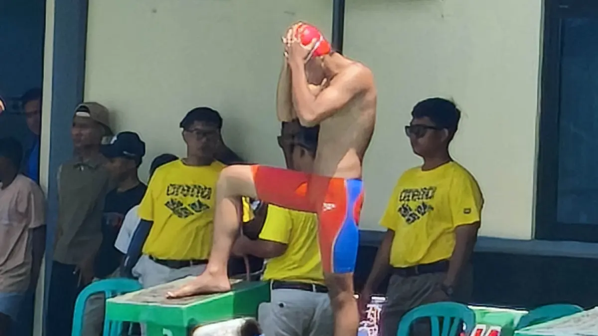 LAMPAUI TARGET: M. Fatikhul Asror saat tampil dalam nomor 50 meter gaya kupu-kupu di Kejurprov Sidoarjo, pecan lalu. Dia meraih emas di nomor tersebut. (Foto: Club Novasonic Pasuruan for Jawa Pos Radar Bromo)