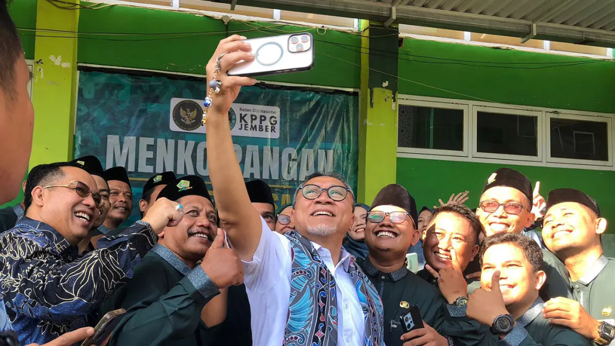 MENKO PANGAN Zulkifli Hasan berswafoto bareng Wali Kota Probolinggo dokter Aminuddin bersama guru dan siswa MAN 2 Kota Probolinggo. (Inneke Agustin/ Radar Bromo)