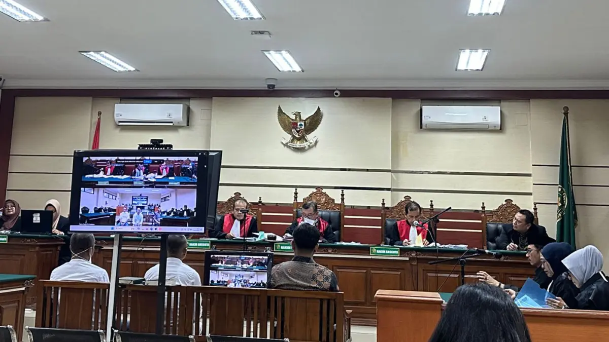 MINTA DIBEBASKAN: Tiga terdakwa minta dibebaskan dari segala dakwaan saat sidang eksepsi dugaan korupsi pengadaan lampu hias dan RTH 2023 Kota Probolinggo, Kamis (23/4) di Pengadilan Tipikor Surabaya. (Istimewa)