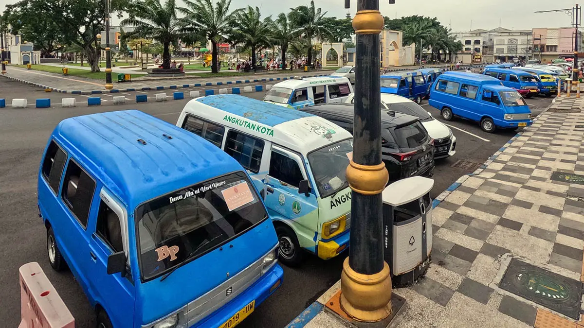 PARKIR: Deretan angkot yang terparkir di dekat Alun-Alun Kota Pasuruan. Dewan mendorong, agar angkutan sekolah gratis bisa terwujud. (Mokhamad Zubaidillah/Radar Bromo)