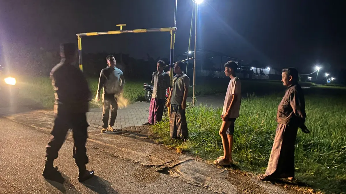Petugas melakukan olah TKP begal motor di Gondangrejo, Gondangwetan, Kabupaten Pasuruan. 