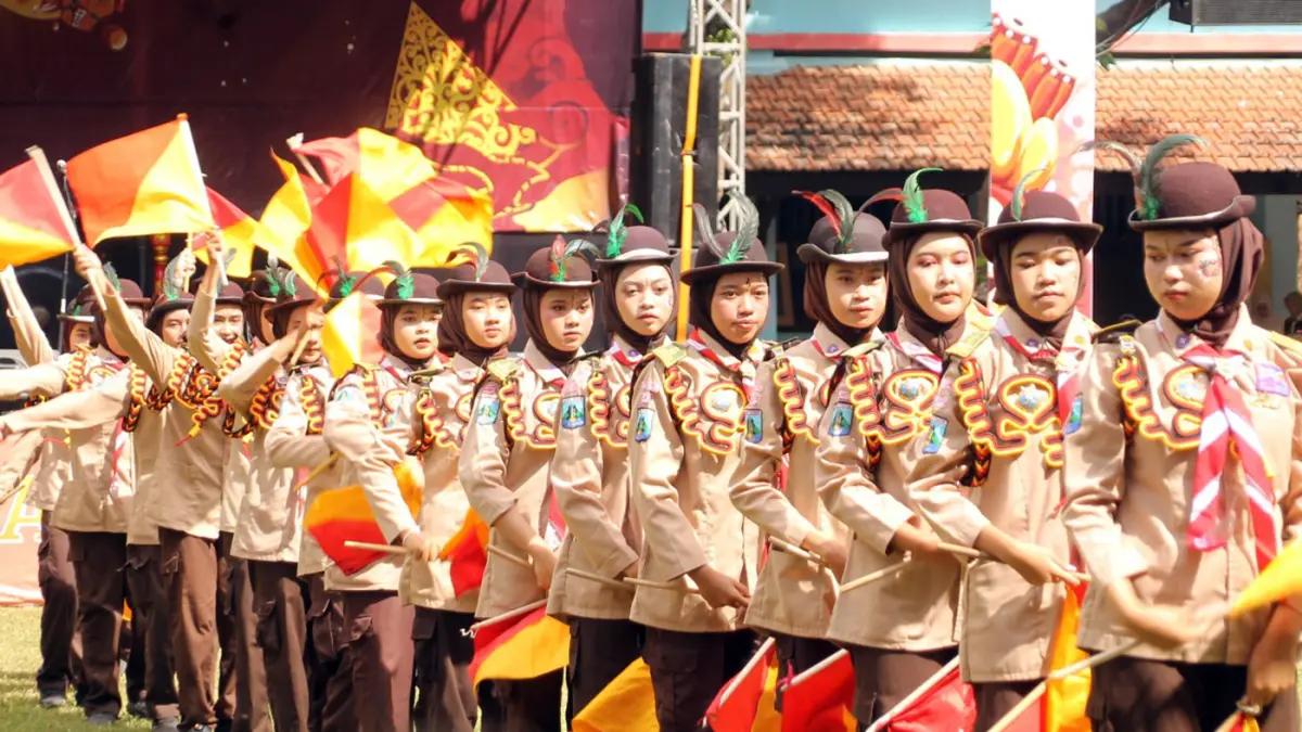 PRAMUKA:  Salah satu penampilan siswa-siswi SMKN 1 Kota Probolinggo saat mengekspesikan minat, bakat, dengan kreativitas seni gerak dalam Smaphore Dance. (Evelyn Ridhayanti/ Radar Bromo) 