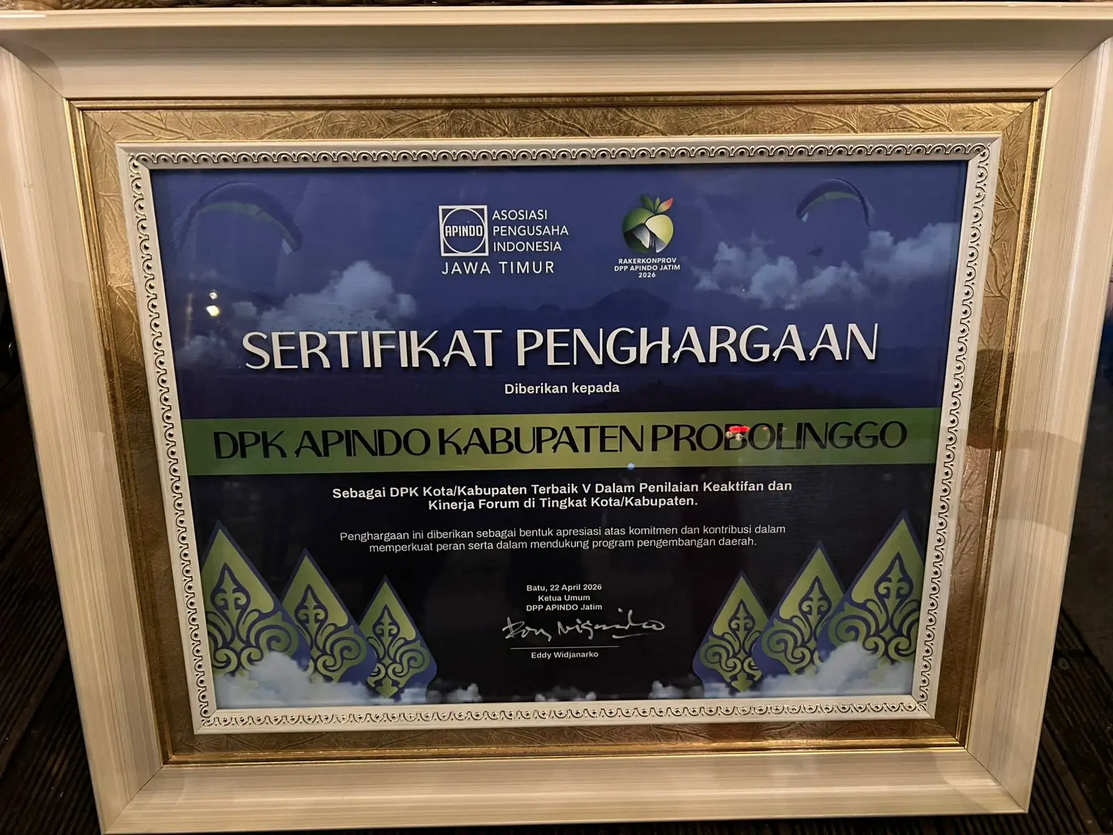 Sertifikat penghargaan untuk DPK Apindo Kabupaten Probolinggo.
