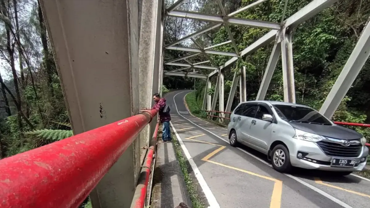 TERULANG LAGI: Tempat kejadian perkara penemuan jenazah seorang pria yang diduga terjatuh dari atas jembatan Cangar-Pacet, kemarin (23/4). (Rizal JPRM)