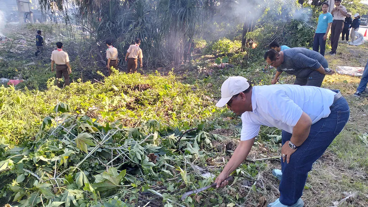 BERSIH-BERSIH: Sejumlah pihak yang terlibat dalam kegiatan bersih-bersih di Bundaran Apollo Gempol. (Rizal Syatori/Radar Bromo)