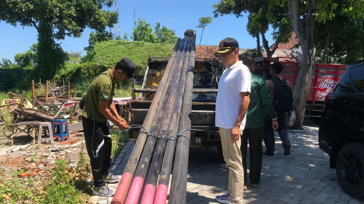 DIAMANKAN: Lima tiang jaringan wifi saat diamankan pihak Satpol PP Kota Probolinggo di mako, Jumat (24/4). (INNEKE AGUSTIN/JAWA POS RADAR BROMO)