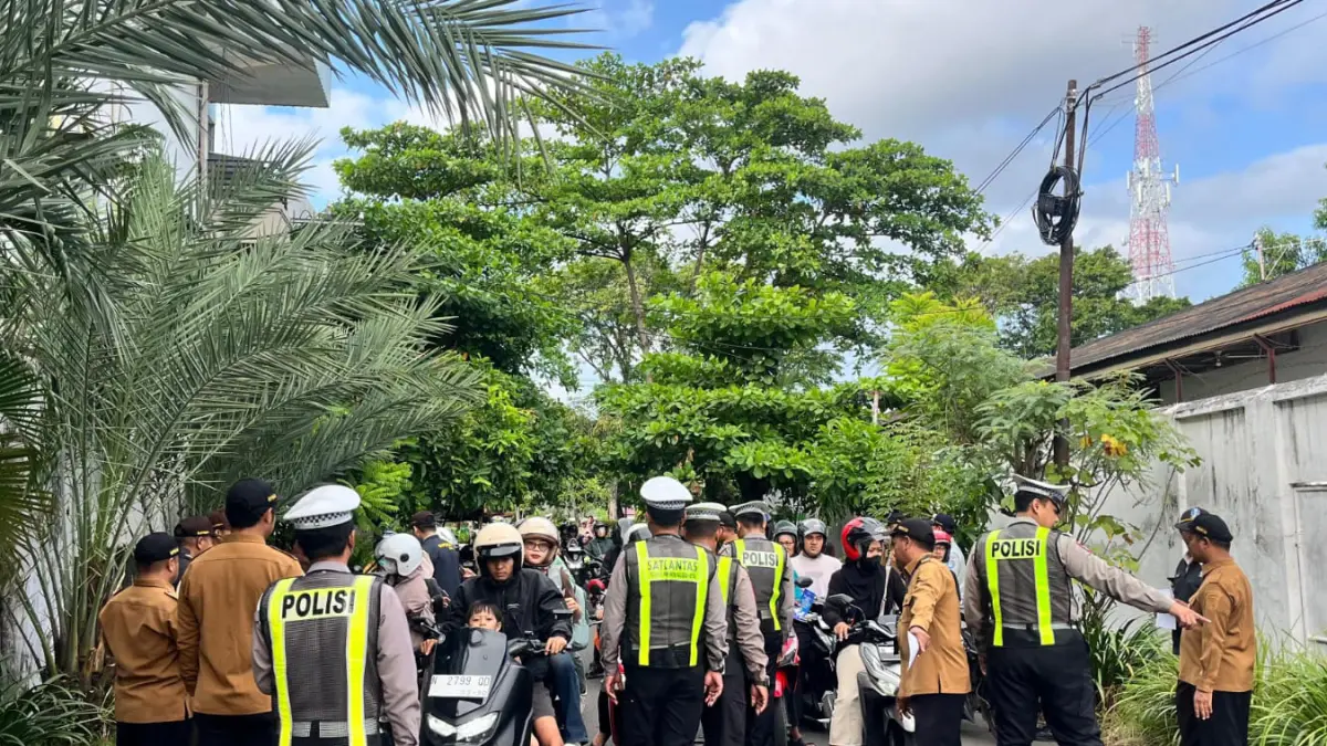 DIPERIKSA: Ratusan pengendara sepeda motor menjalani pemeriksaan kelengkapan dalam operasi gabungan, Kamis (23/4). (POLRES PROBOLINGGO KOTA FOR JAWA POS RADAR BROMO)