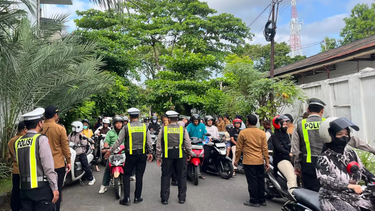DIPERIKSA: Ratusan pengendara sepeda motor menjalani pemeriksaan kelengkapan dalam operasi gabungan, Kamis (23/4).