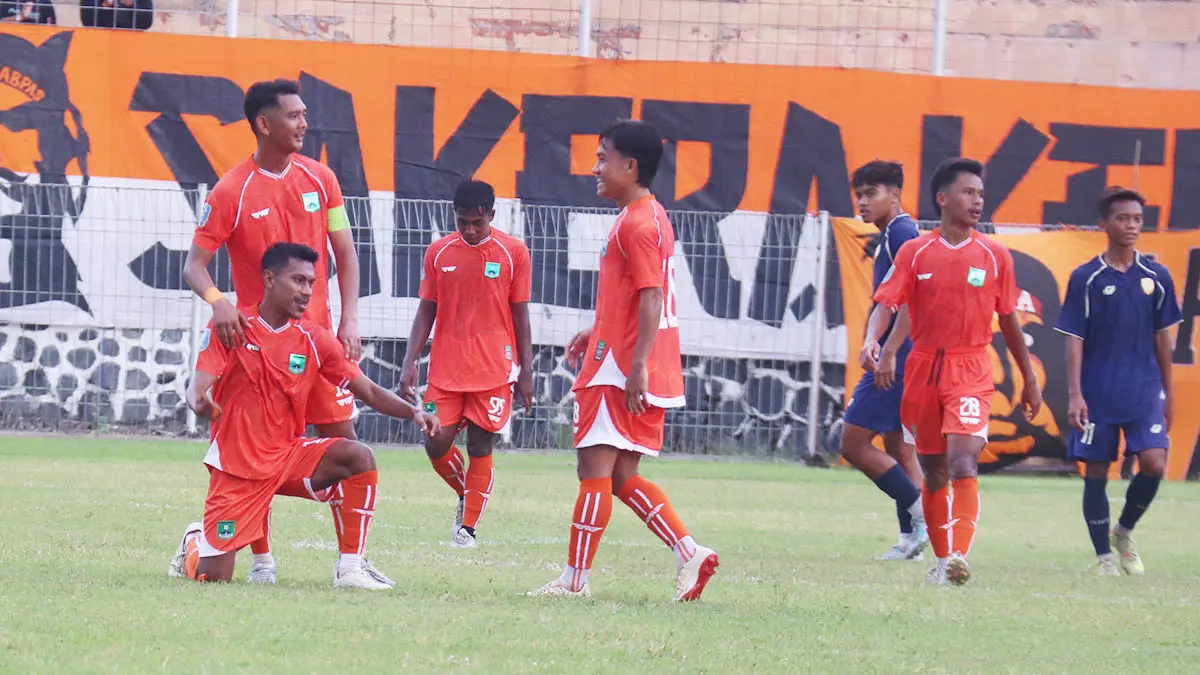Gaya Samsudin  bersama pemain lainnya setelah mencetak gol ketiga bagi Persekabpas. (Foto: Fandi Armanto/Jawa Pos Radar Bromo)