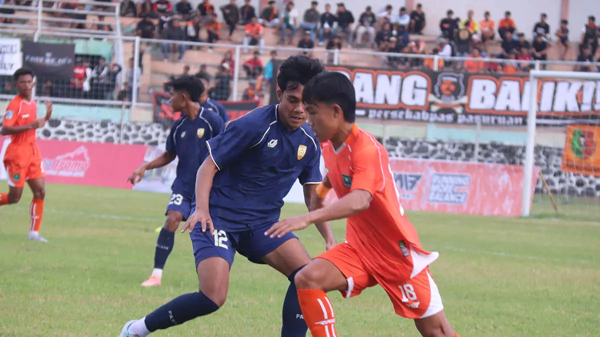 KETAT: Winger Persekabpas Manzila (kostum oranye) dikawal ketat gelandang Pasuruan United Rosihan dalam laga di Stadion R Soedarsono, Sabtu (25/4) sore. (Foto: Fandi Armanto/Jawa Pos Radar Bromo)