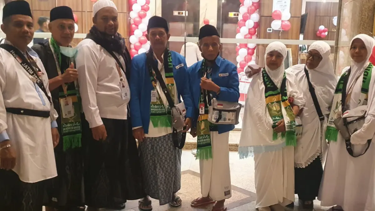 MADINAH: Jemaah haji rombongan Kloter SUB 05 asal Kota Probolinggo, seusai salat di Masjid Nabawi. (ISTIMEWA)
