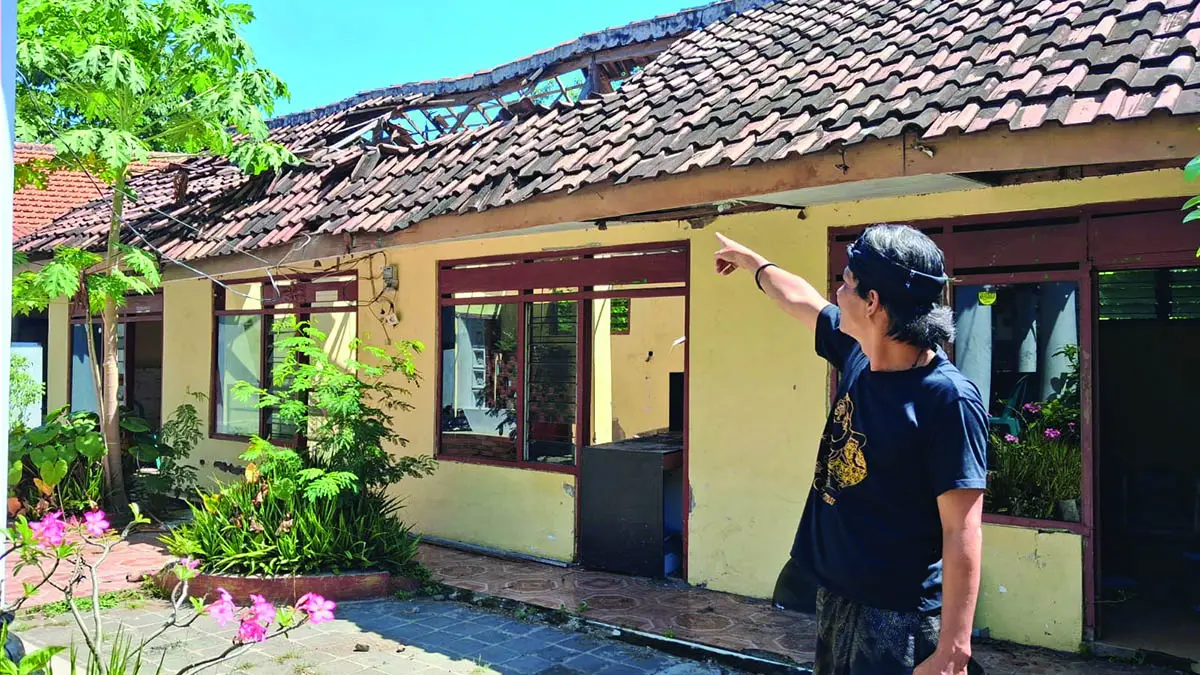 MEMPRIHATINKAN: Atap Kantor Desa Sumberanyar, Kecamatan Nguling, Kabupaten Pasuruan, yang rusak tampak dari jauh. (Fuad Alyzen/Radar Bromo)