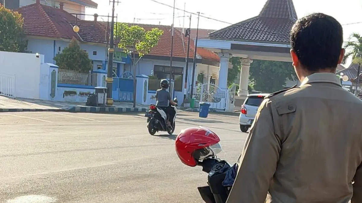 PATROLI: Petugas Satpol PP Kota Pasuruan saat melakukan patroli di kawasan Alun-Alun Kota Pasuruan. 