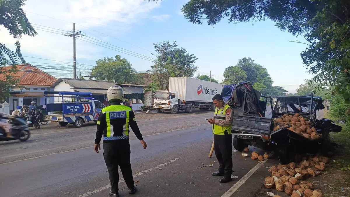 RINGSEK: Kendaraan pikap yang ringsek usai insiden kecelakaan yang terjadi di jalan raya Nguling, Desa Sedarum, Kecamatan Nguling, Kabupaten Pasuruan. 