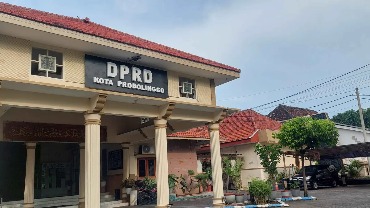 SEGERA DIREHAB: Sejumlah kendaraan pakir di depan Gedung DPRD Kota Probolinggo. Bangunan di sisi selatan gedung utama ini akan direhab dengan anggaran miliaran rupiah. (ARIF MASHUDI/JAWA POS RADAR BROMO)