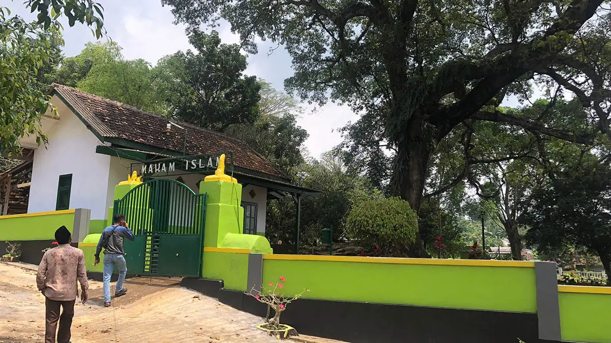 SESEPUH: Ketua Lembaga Masyarakat Desa Hutan (LMDH) Lumbang, Asmun (baju biru) saat berziarah di makam Mbah Nameng Joyo di Desa/Kecamatan Lumbang, Kabupaten Probolinggo. (Inneke Agustin/Radar Bromo)