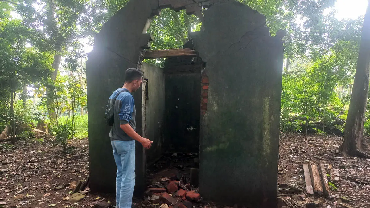ZIARAH: Ketua Lembaga Masyarakat Desa Hutan (LMDH) Lumbang, Asmun saat berziarah di makam Mbah Sentono di Desa/Kecamatan Lumbang, Kabupaten Probolinggo. (Inneke Agustin/Radar Bromo)