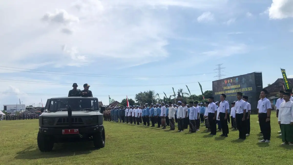 APEL: Sejumlah anggota TNI bersama stakeholder terkait saat mengikuti TNI Manunggal Membangun Desa (TMMD) ke-128 2026 di Kecamatan Maron, Rabu (22/4). (INNEKE AGUSTIN/JAWA POS RADAR BROMO)