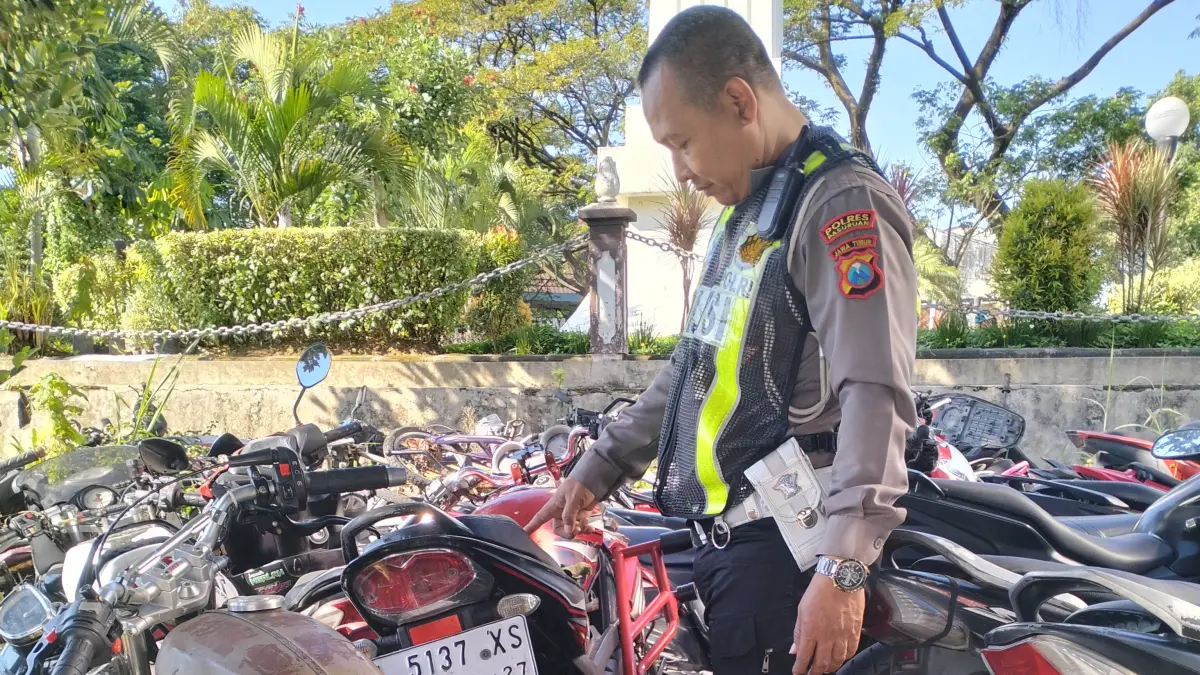 BARANG BUKTI: Motor Yamaha Vixio dan Honda GL Max, yang terlibat kecelakaan di Kecamatan pandaan diamankan di Poslantas Polsek Pandaan. (RIZAL FAHMI SYATORI/JAWA POS RADAR BROMO)