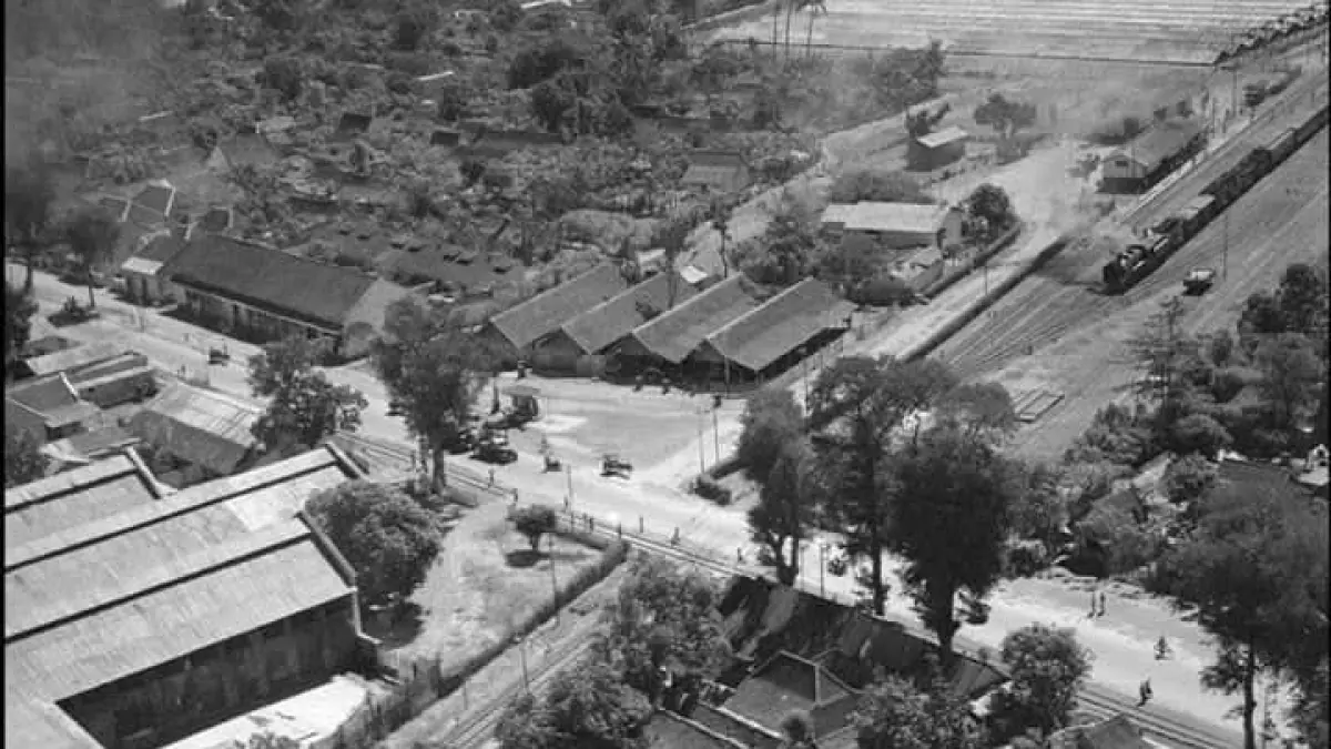 LAWAS: Foto udara sejumlah kereta api di Station Djati milik Staatsspoorwegen (SS) dan Station Djati milik Probolinggo Stoomtram Maatschappij (PbSM) pada masa kolonial