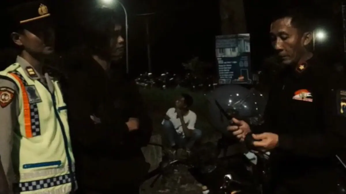 OPERASI: Sejumlah anggota Polres Probolinggo Kota melakukan operasi cipta kondisi di Simpang Tiga Pasar Sapi, Jalan Mastrip, Kecamatan Wonoasih, Kota Probolinggo, Sabtu (25/4) malam. (POLSEK SUBSEKTOR KANIGARAN FOR JAWA POS RADAR BROMO)