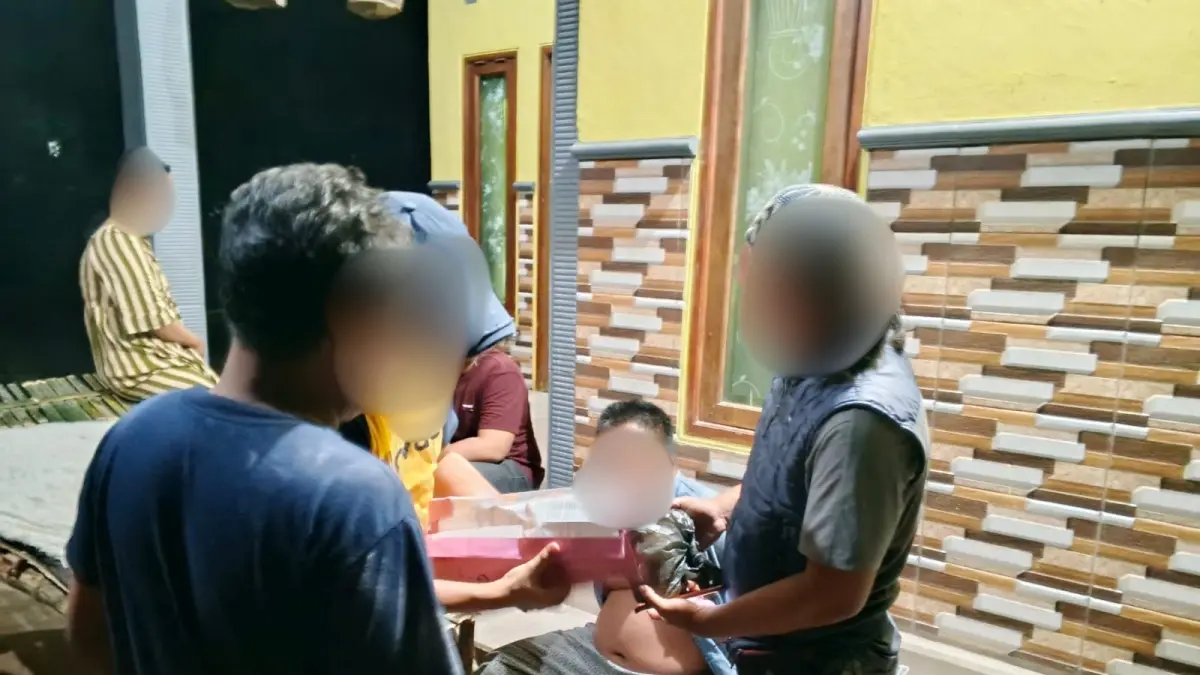 Petugas saat melakukan penangkapan salah seorang pelaku peredaran obat keras. 