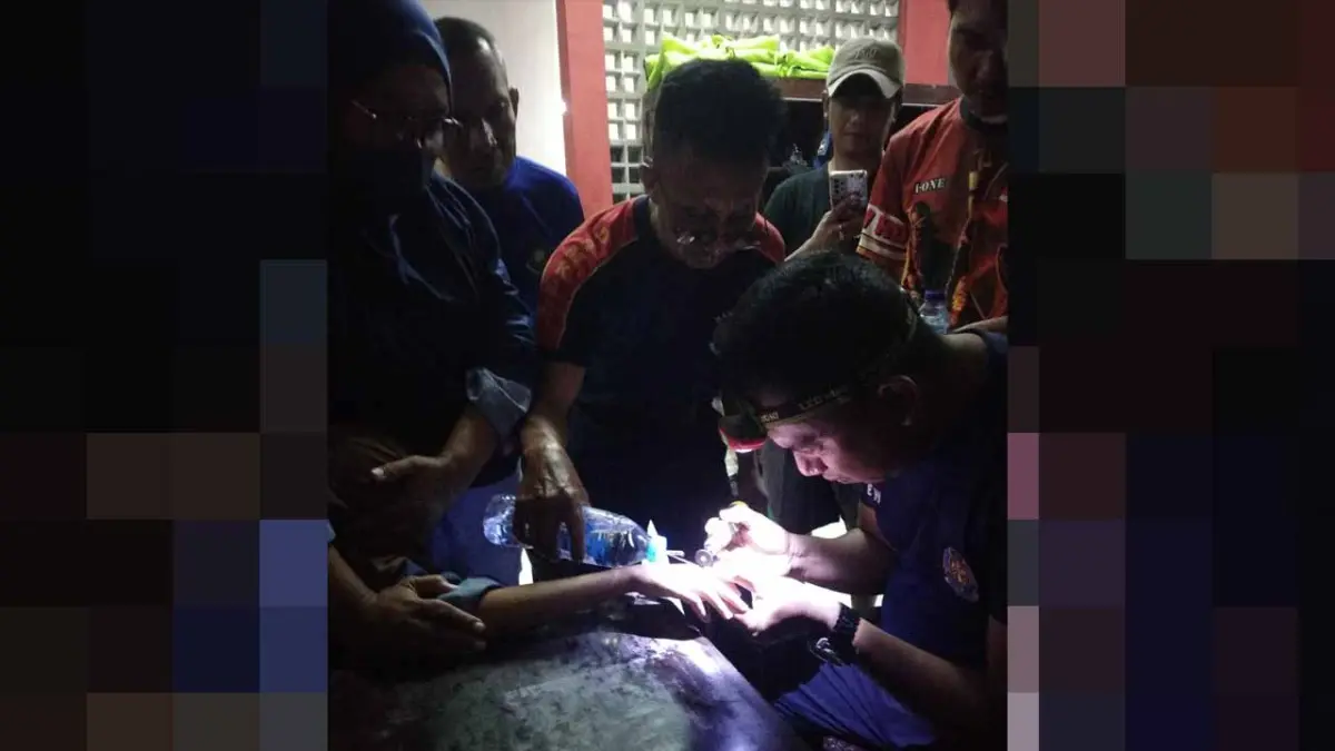 POTONG: Tim Damkar Satpol PP Kota Probolinggo berusaha mencopot cincin KAL, yang kekecilan, Jumat (24/4). (DAMKAR SATPOL PP KOTA PROBOLINGGO FOR JAWA POS RADAR BROMO)