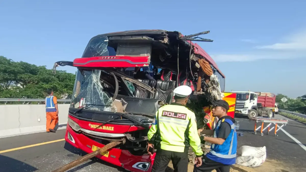 RUSAK PARAH: Bus Nusa Indah bernopol B 7086 VAA kecelakaan di Jalan Tol Gempol-Pasuruan (Gempas), Minggu (26/4) pagi. (PJR 3 POLDA JATIM FOR JAWA POS RADAR BROMO)